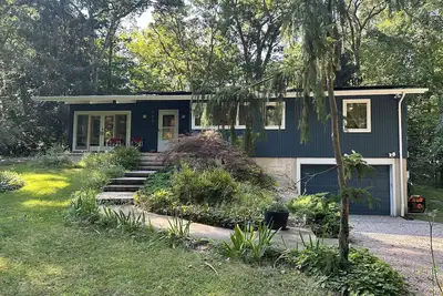 Image de Newly renovated w/ Brand new kitchen and updated living room with more windows!