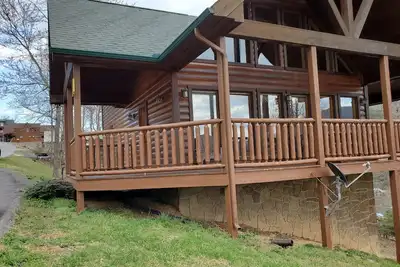 Image de Luxury Cabin Nestled in the Mountains! Enjoy Spring and Summer in the Smokies!