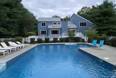 Image de 6 Bedroom Elegant and Comfy Upstate Oasis Sanitized