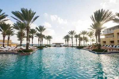 Image de Sits on the edge of a private beach and offers spacious rooms with ocean views