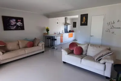 Image de Walking distance to cafes and restaurants