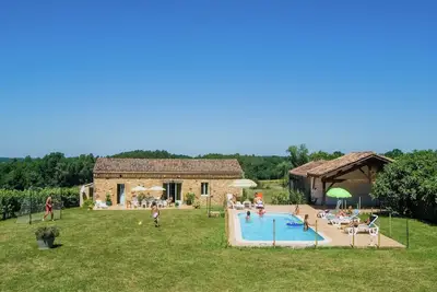 Image de Belle maison de vacances avec piscine clôturée