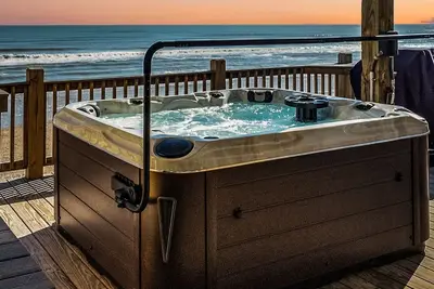 Image de Beachfront 5br | Hot Tub, Bar & Stunning Views