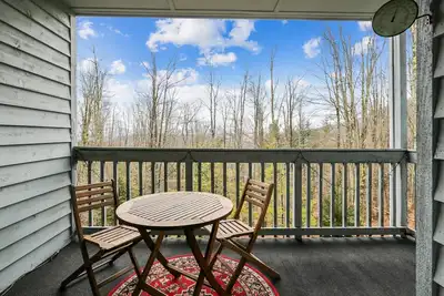 Image de Lovely condo offers great views, ideal location and all the comforts of home.