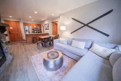 Image de Updated Ground level Unit Walk to Slopes