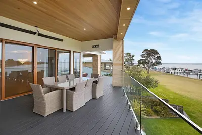 Image de Lake King Lakehouse: Enjoy your evenings, overlooking the McMillan Strait