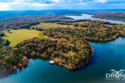 Image de Lake front secluded house w/private boat/swim dock on 242 acre cattle ranch.