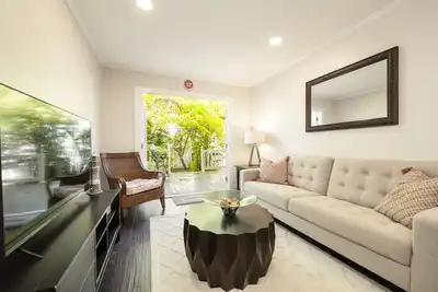 Image de Sailor's Sanctuary - A Renovated Condo in Old Town
