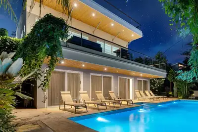 Image de Eco-friendly Villa with Oceanview Rooftop & Private Pool – 10-Min walk to downtown