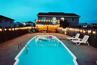 Image de New Listing! ! Designer Home, Private Pool, 2 Blocks to the Beach, Sleeps 10