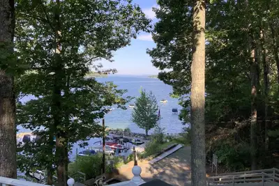 Image de Family Friendly house with lakefront views surrounded by trees