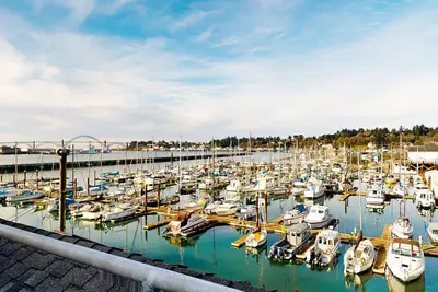 Image de Ideal getaway on the water with private balcony, cozy layout, and free WiFi