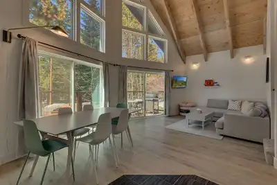 Image de Moon Dune By Tahoe Getaways - Remodeled 3 Br Cabin + Loft, Walk to Dining