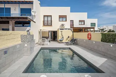 Image de Cozy Villa Beatrice avec piscine, connexion Wi-Fi, climatisation et terrasse.