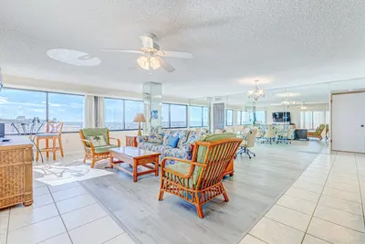 Image de Oceanfront Penthouse Condo with Ocean Views, Shared Outdoor Pool, and WiFi