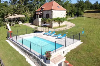 Image de Maison de vacances Ă Rueyres avec piscine