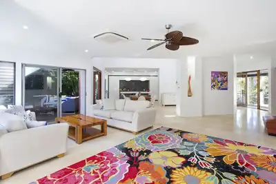 Image de Beautiful 4 bedroom home, private pool and golf cart.