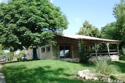 Image de Petit Pech Bouquet : gîte en pierre sur une colline, dominant la vallée