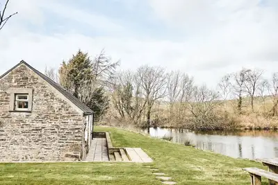 Penuwch Boathouse, Cosy rural cottage for families with heated indoor pool