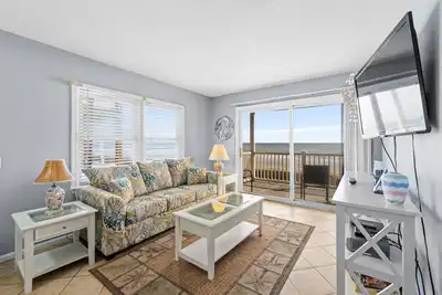 Image de Cozy Top Floor Beachfront condo + Free Attraction Tickets!