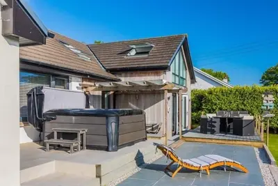 Image de Modern & Cosy Home with Hot-Tub, 5min drive to Beach, ideal for large families.