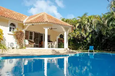 4bd guest-friendly complex steps from Laguna beach, pool/Netflix/WiFi/Ac/parking