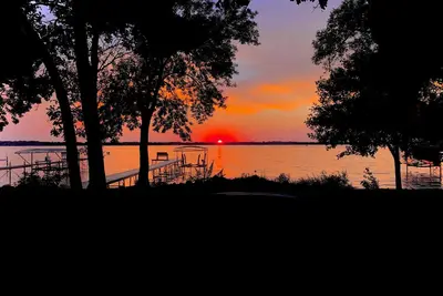 Image de Family home with large yard on the shores of Spirit Lake - amazing sunsets!