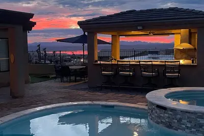 Image de Pool, Lake Views, Boat Parking, Fire Pit & Outdoor Kitchen!