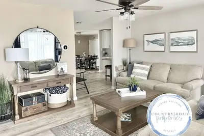 Image de Hot Tub, Private Beach, Screened Porch Backyard Oasis, Local Pool, Close to all!