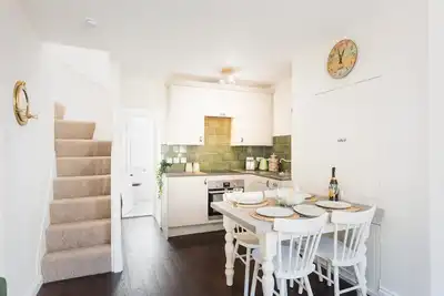 Image de Cosy cottage in the old town, a stone's throw from Lyme Regis beach