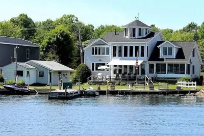 Image de Sunrise Bay - Lakefront home, 🌞rise view & walk to beach w\/boat dock