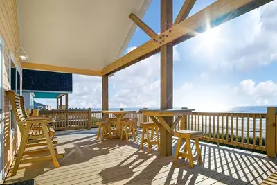 Image de Beachfront! Pets Ok-Huge Deck! Great area under the house! Steps to beach