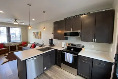 Image de Newer Build-Just a Block to Main St. -Mountain Views