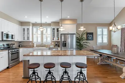 Image de 5 bed 3. 5 bath Home 5 minute Walk to Beach!