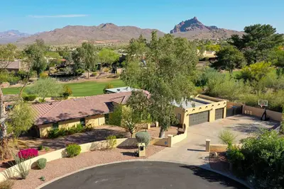 Image de Updated Golf Course Home Mountain Views Heated Pool Sport Court Putting Green