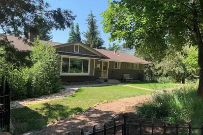 Image de Quiet Mountainside home with amazing views just 15 minutes from skiing and town!