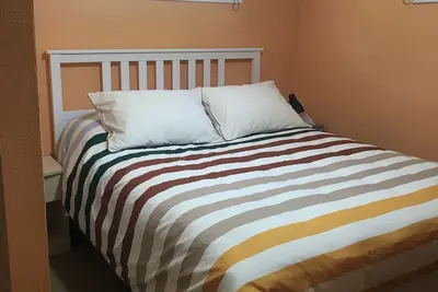 Image de Cosy suite with fireplace, close to university and popular beach. Pets welcome.
