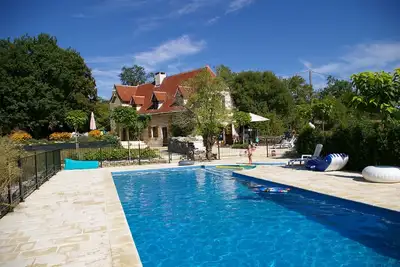Image de Maison de charme climatisée, avec piscine chauffée et clôturée, et grand jardin