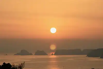 Image de Maison avec vue magnifique sur mer, 300 M de la plage, wifi.