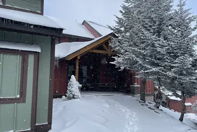 Image de Townhouse with Short walk to the Ski Slopes and the Village!