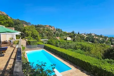 Image de villa face a la mer avec piscine, proche plage.