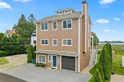 Image de Bonnet Shores Beach House: Recently Renovated and Tastefully Furnished Getaway