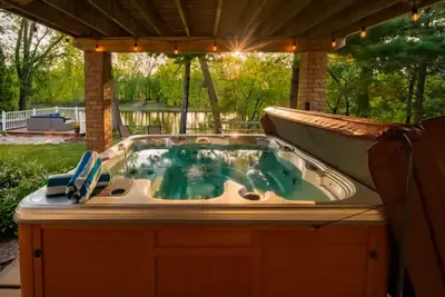 Image de Spacious Mississippi River Retreat-Hot Tub, Massage Chair & Room for 16