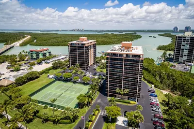Image de Beautiful condo with amazing views only steps to the beach! !