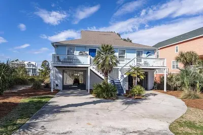 Image de Welcome to the Blue Mermaid on Harbor Island! The perfect vacation getaway.