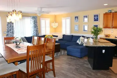 Image de Centrally located, 2 blocks from beach!