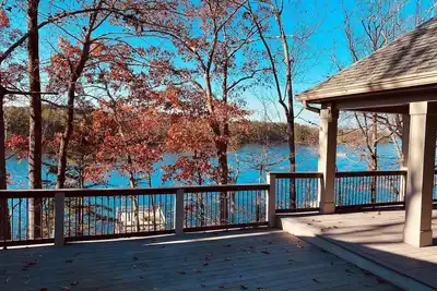 Image de Luxury lakefront villa with breathtaking lake views and sunset galore