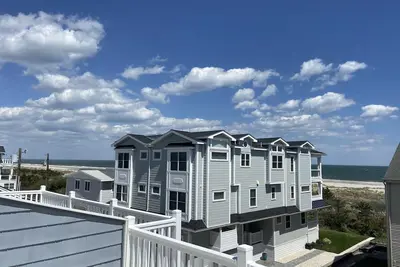 Image de Beachfront Paradise: 5br Upscale Home with Multiple Decks and Ocean Views