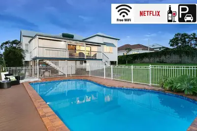 Image de Indooroopilly Queenslander|Huge Pool|Pet Friendly