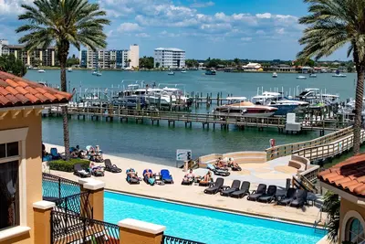 Image de Belle Harbor 310w Luxury Condo with Oversized Balcony